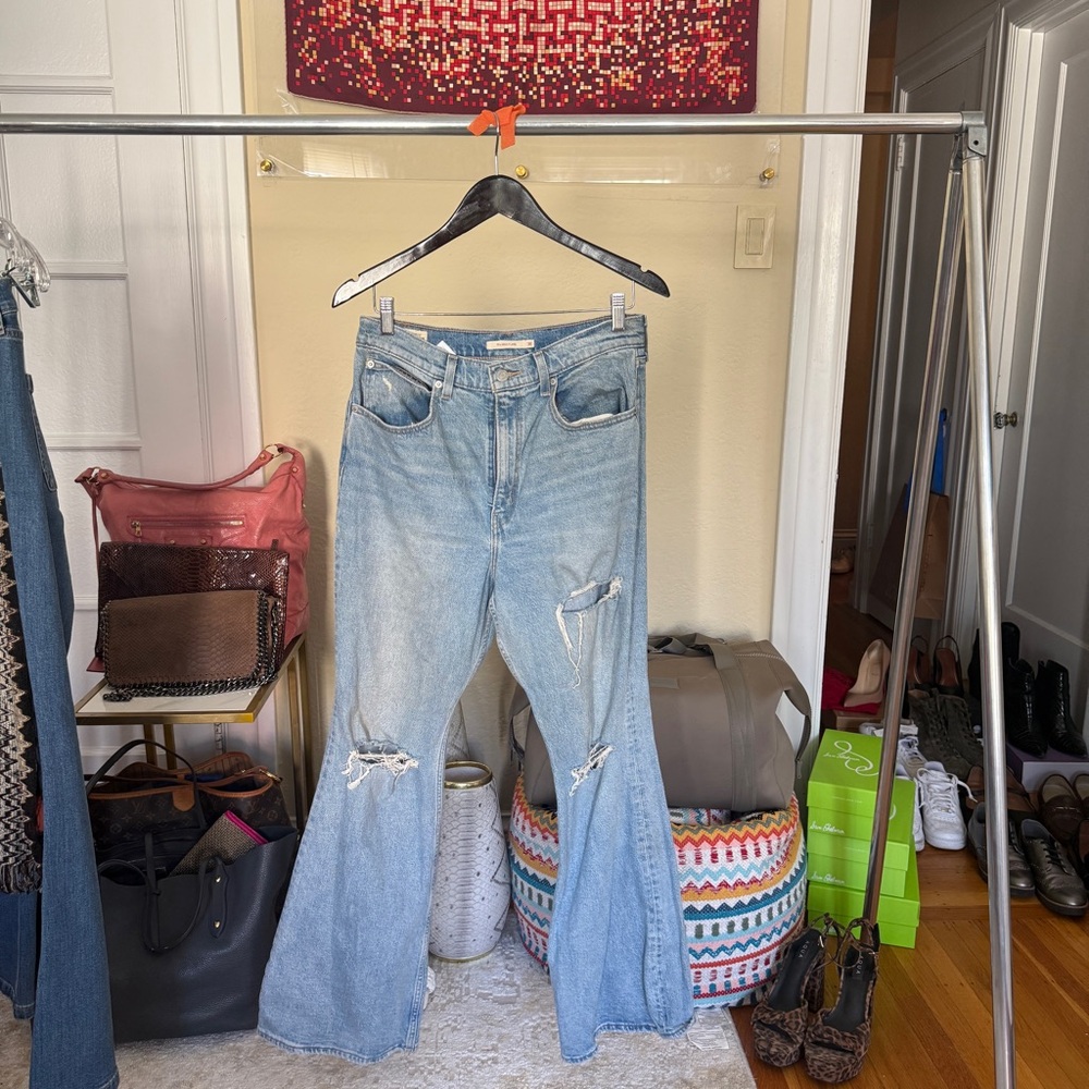 Size 30 Levi’s Premium 70's High Rise Flare Jean in You and I Good - Picture 3 of 8